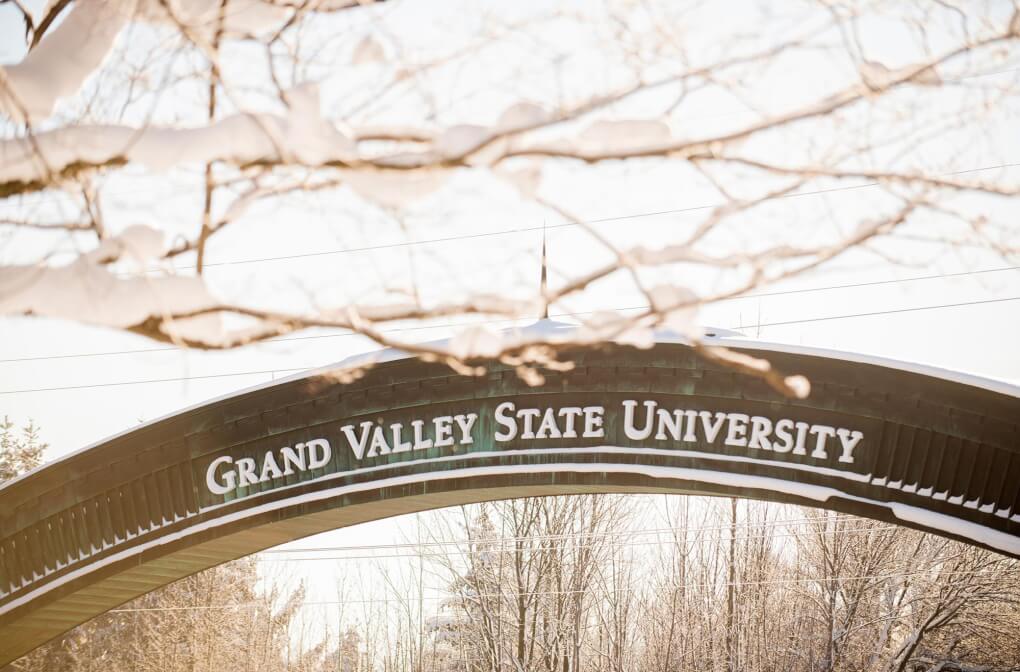 The archway entrance to GVSU with the words Grand Valley State University across it, in the winter